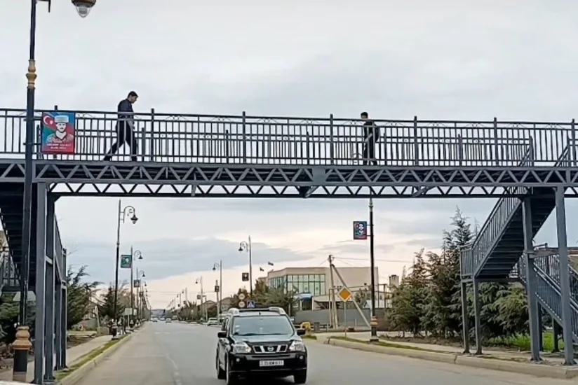Cəlilabadda ilk yerüstü piyada keçidinin inşası yekunlaşıb 