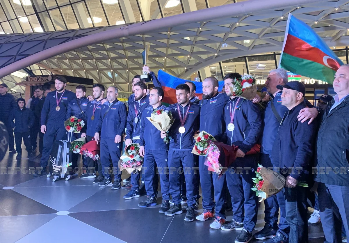 Avropa çempionatında tarixi uğura imza atan sərbəst güləşçilər Bakıya qayıdıb