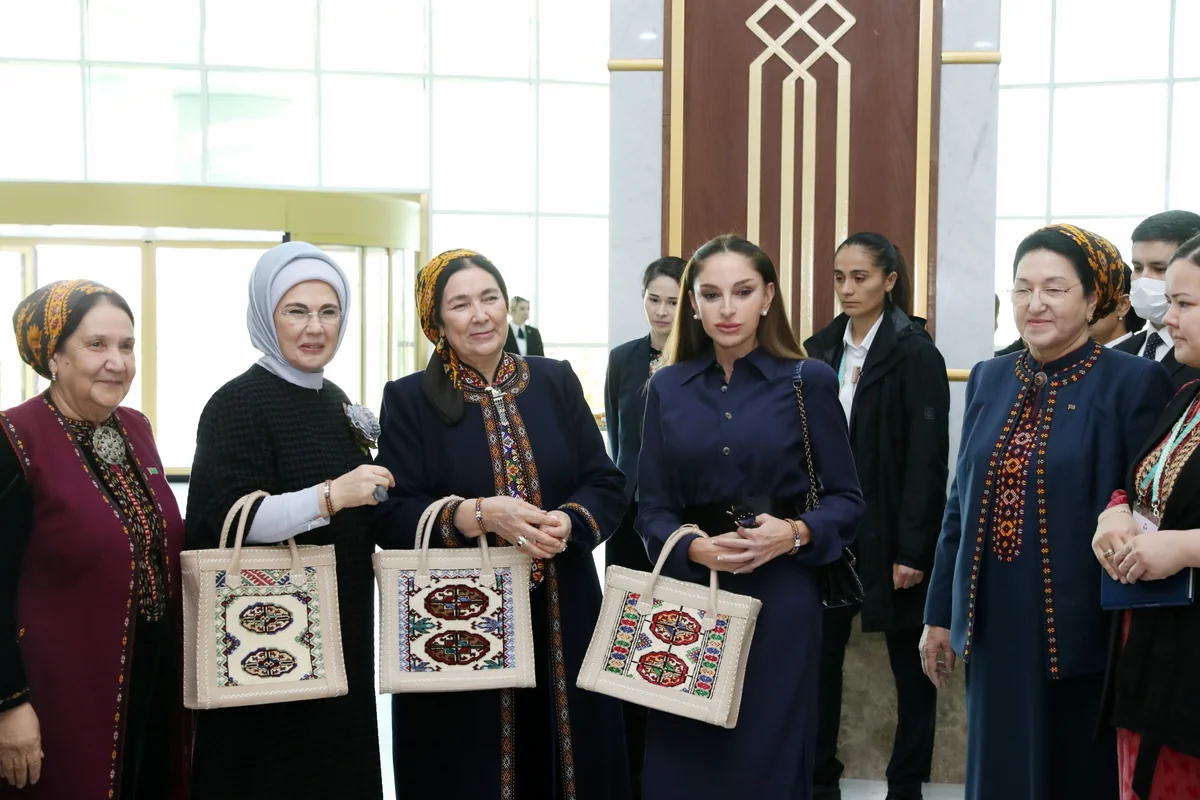 Mehriban Əliyeva Türkmənbaşı şəhərində təsviri və dekorativ sənət əsərlərindən ibarət sərgilərlə tanış olub