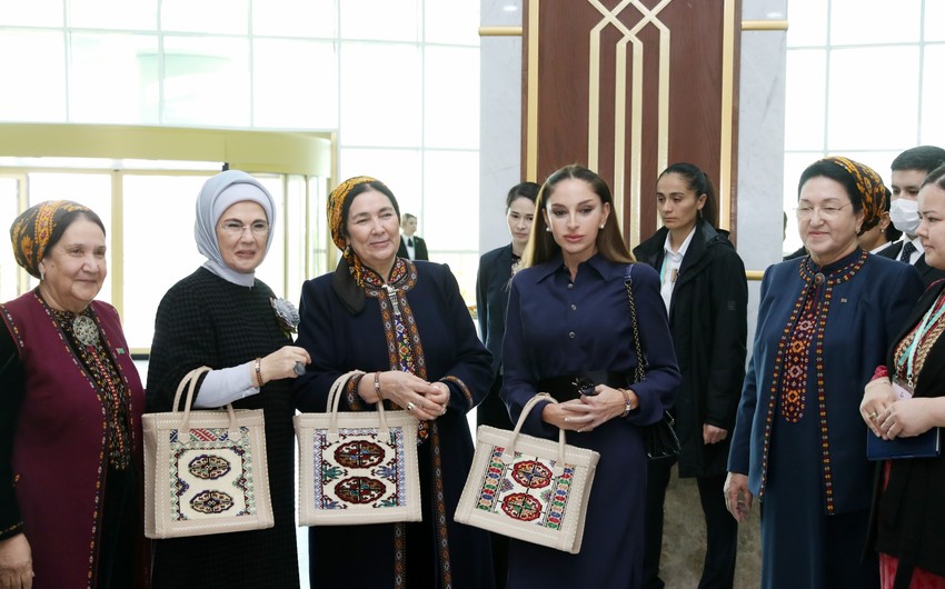 Mehriban Əliyeva Türkmənbaşı şəhərində təsviri və dekorativ sənət əsərlərindən ibarət sərgilərlə tanış olub