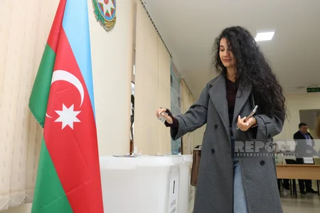 Paytaxtdakı seçki məntəqələrində seçici fəallığı davam edir - FOTOREPORTAJ