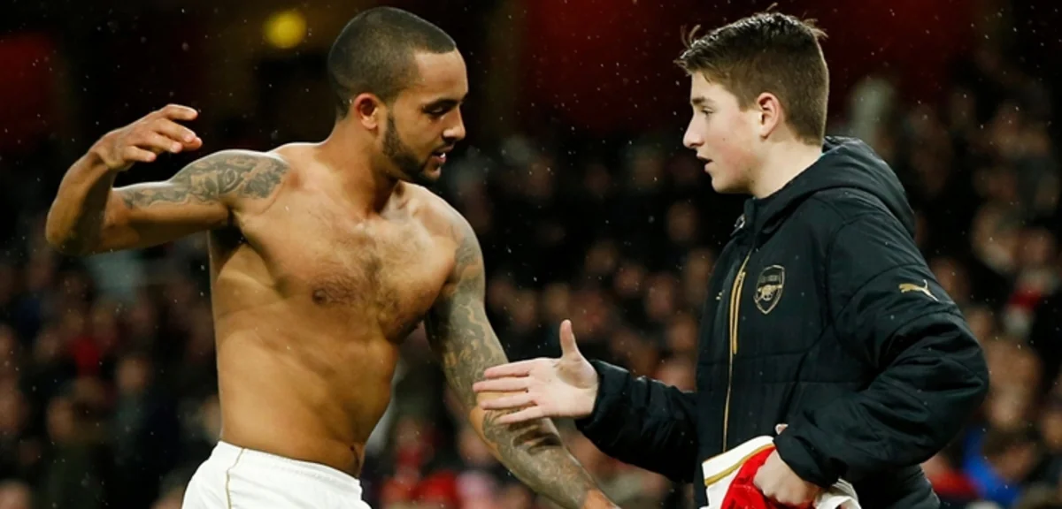 Arsenalın futbolçusu qələbə sevincini meydanda azarkeşlə birgə qeyd edib
