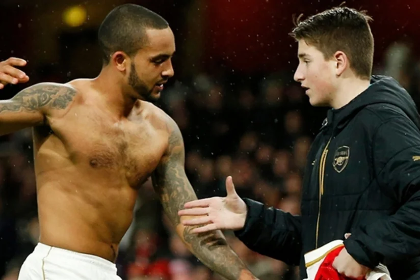 Arsenalın futbolçusu qələbə sevincini meydanda azarkeşlə birgə qeyd edib