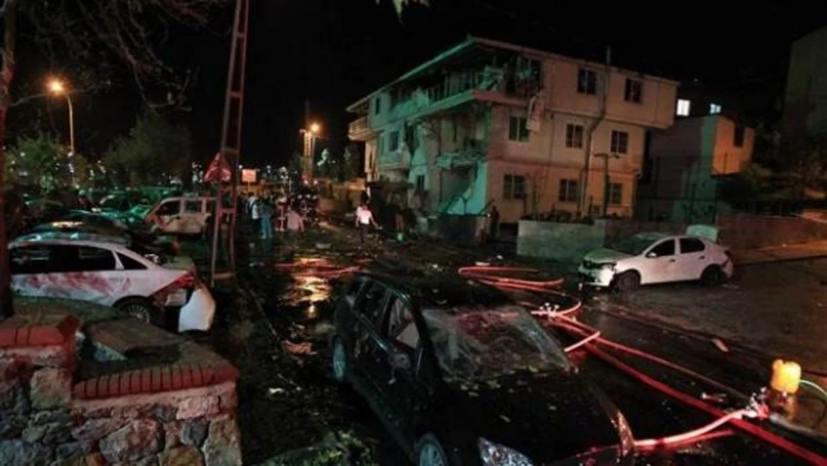 ​İstanbulda polis şöbəsinə basqın edən iki terrorçu zərərsizləşdirilib, bir polis həlak olub - YENİLƏNİB
