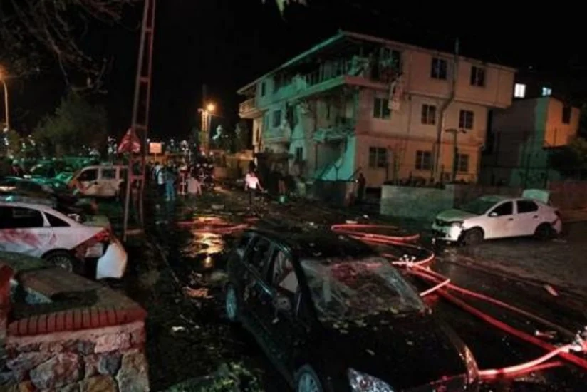 ​İstanbulda polis şöbəsinə basqın edən iki terrorçu zərərsizləşdirilib, bir polis həlak olub - YENİLƏNİB