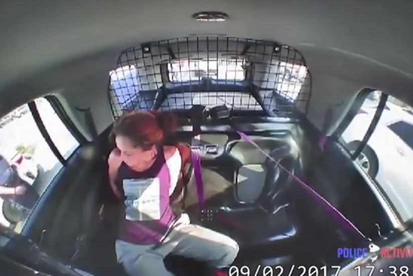 В Техасе закованная в наручники женщина угнала окруженный полицией автомобиль - ВИДЕО