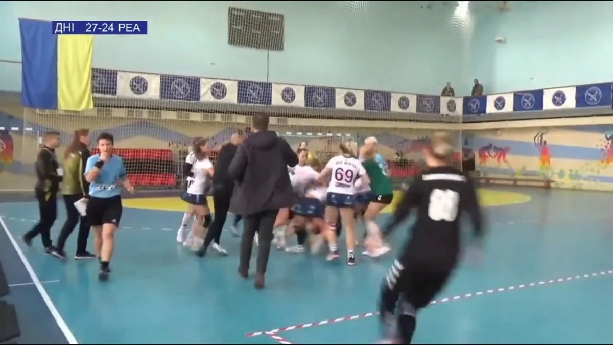 Qadın həndbolçuların oyununda kütləvi dava düşdü