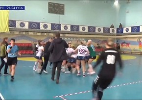 Qadın həndbolçuların oyununda kütləvi dava düşdü