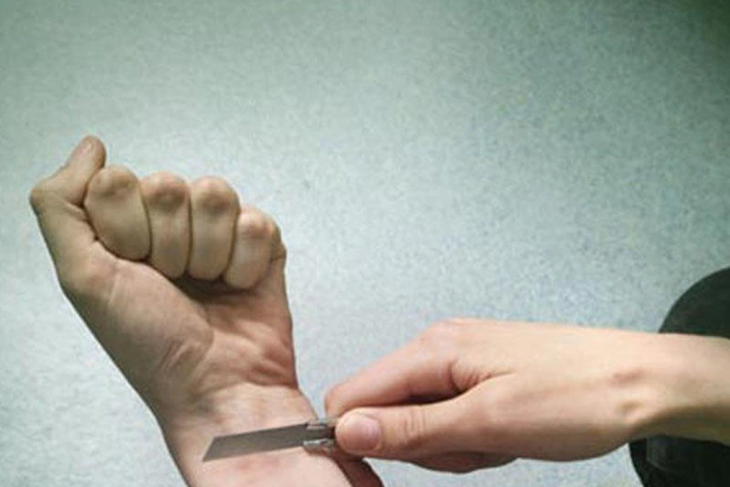 Nərimanovda kişi damarlarını kəsib