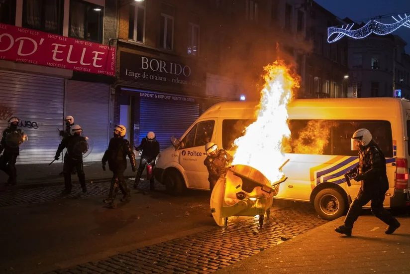 В Бельгии сожгли полицейский участок после смерти темнокожего мигранта