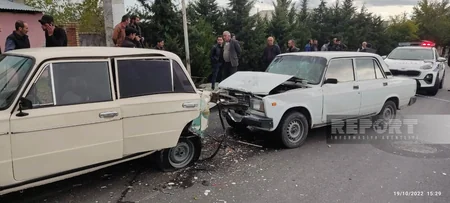 Şəkidə zəncirvari qəza olub, səkidə dayanan 2 piyada ağır xəsarət alıb