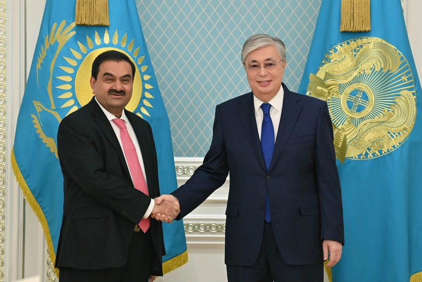 Токаев обсудил перспективы развития ТМТМ с главой индийской компании Adani Group