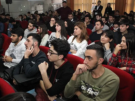 Avropa Liqasının final oyunu ilə əlaqədar daha bir universitetdə tələbələrlə görüş keçirilib