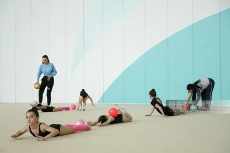 Bölgə gimnastlarının Milli Gimnastika Arenasında məşqləri davam edir