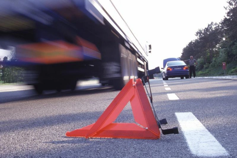 Şəkidə avtomobil maneəyə çırpılıb, ölən və yaralanan var - YENİLƏNİB