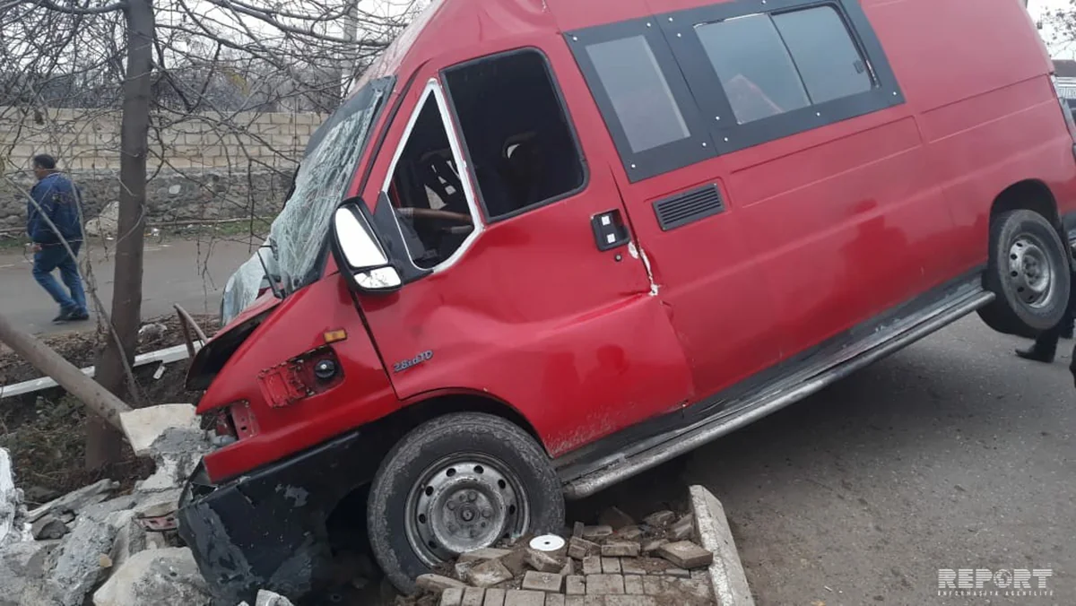 Tovuzda mikroavtobus qəzaya düşüb, yaralananlar var
