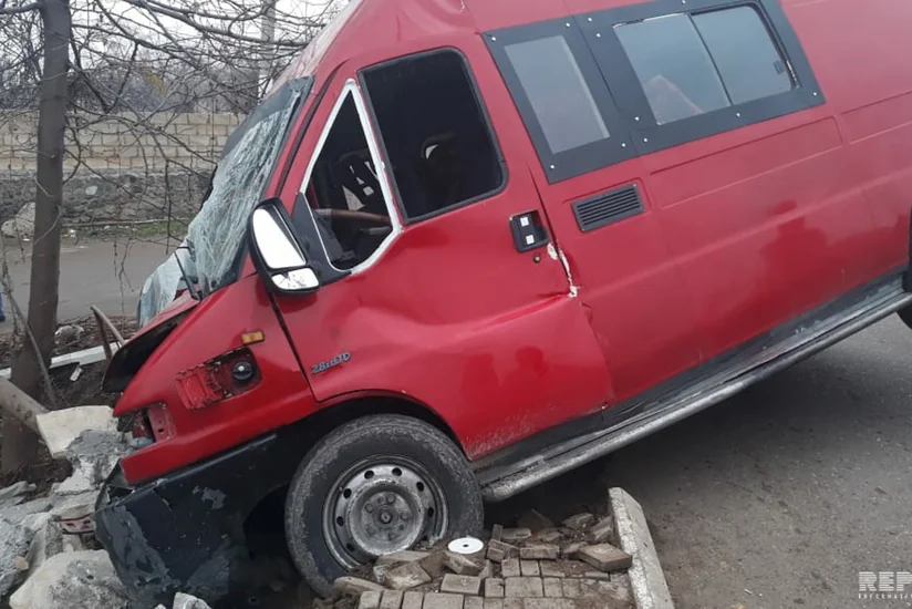 В Товузе микроавтобус попал в ДТП, есть раненые