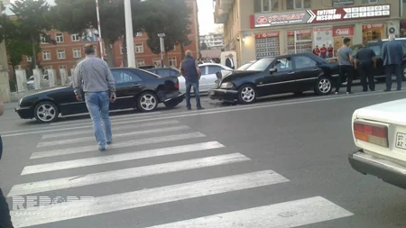 Bakıda iki minik maşını toqquşub, yolda tıxac yaranıb - FOTO