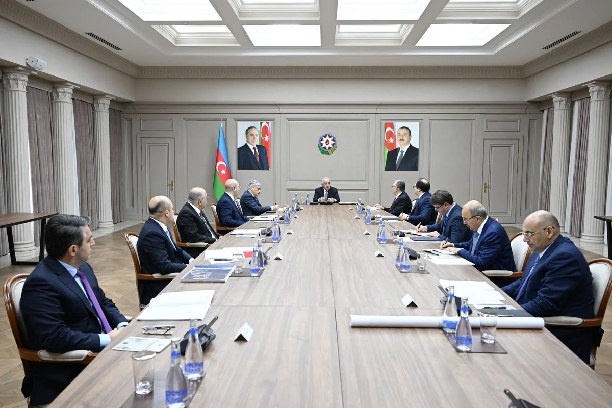 Baş nazir qəzalı binalarla bağlı problemlərin həllinə dair müşavirə keçirib