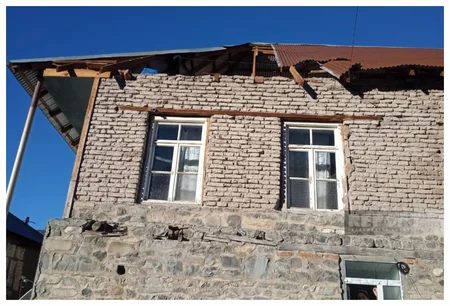 Güclü külək Oğuzda yaşayış binalarının və fərdi evlərin dam örtüyünü uçurub