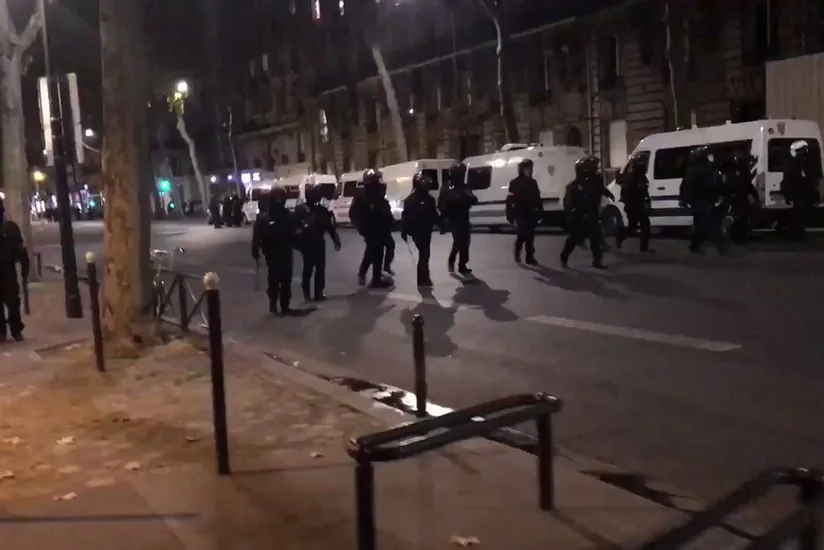 Вооруженный мужчина в Париже отпустил одну из двух заложниц