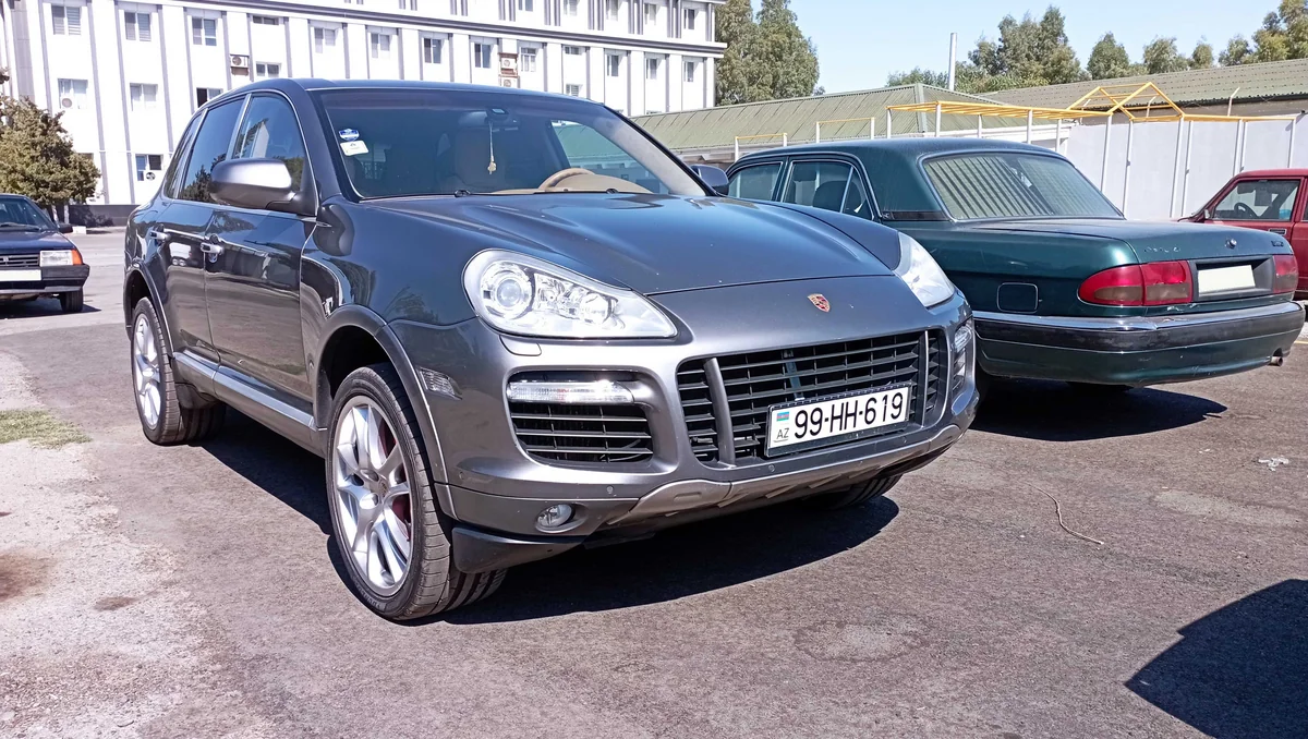 Şirvanda “Porsche Cayenne”də avtomat aşkarlanıb