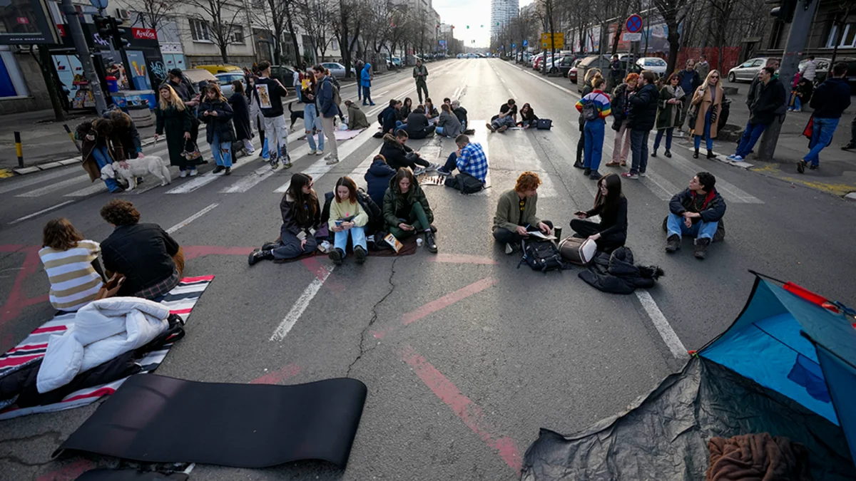 Протестующие в Белграде установили два десятка палаток в центре города