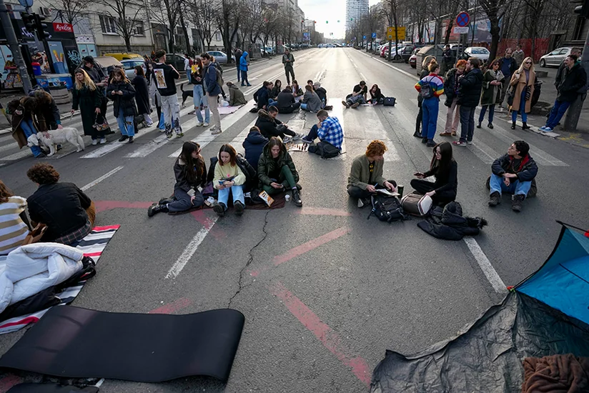 Протестующие в Белграде установили два десятка палаток в центре города