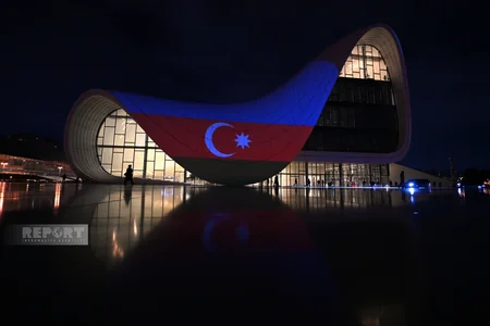 Heydər Əliyev Mərkəzi Türkiyə bayrağı ilə işıqlandırılıb