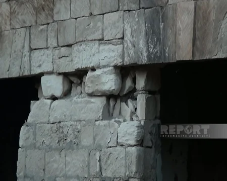 Kürdəmirdə üçmərtəbəli binanın bir hissəsi uçub, sakinlər təhlükə qarşısındadır