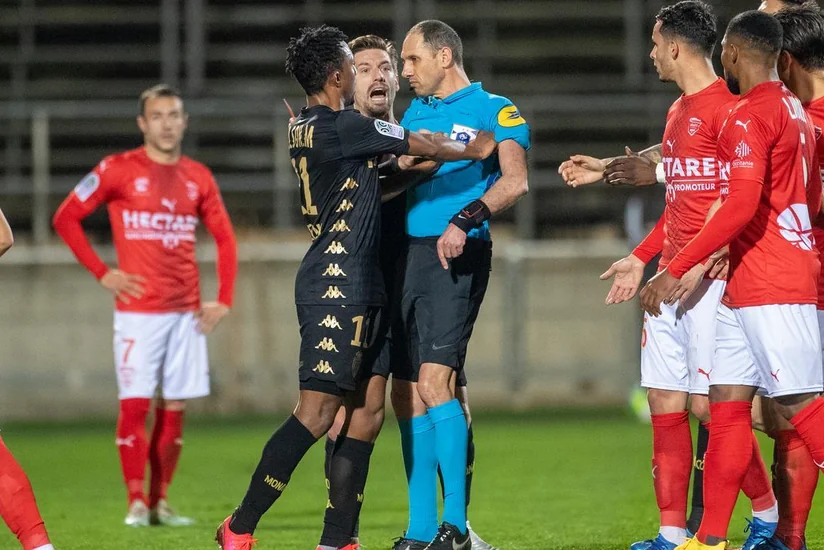 Monakonun futbolçusu hakimi itələdiyi üçün sərt cəza aldı