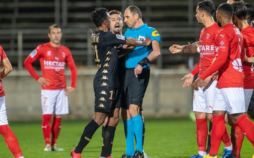 Monakonun futbolçusu hakimi itələdiyi üçün sərt cəza aldı