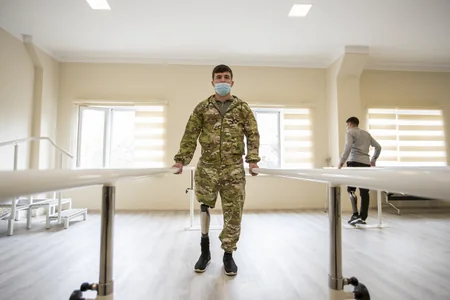 Yuxarı ətrafları amputasiya olunan qazilər son nəsil protezlərlə təmin olunub
