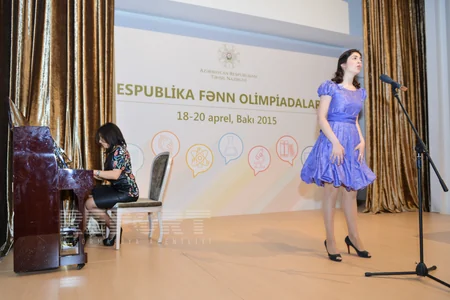 Azərbaycanda məktəblilərin fənn olimpiadasının qalibləri mükafatlandırılıb - FOTO