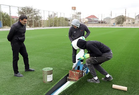 Binə qəsəbə stadionunda süni ot örtüyünün dəyişdirilməsi işləri davam etdirilir