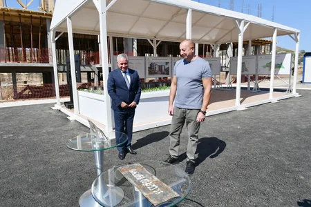 Prezident İlham Əliyev Cəbrayıl Yaşayış Kompleksində aparılan tikinti işləri ilə tanış olub