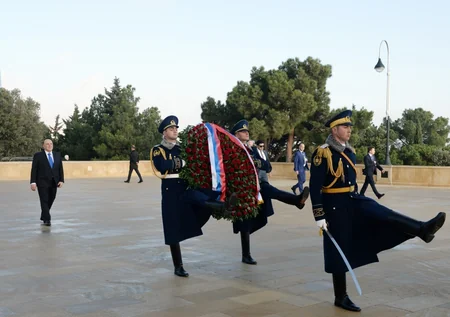 Mixail Mişustin Fəxri və Şəhidlər xiyabanlarını ziyarət edib