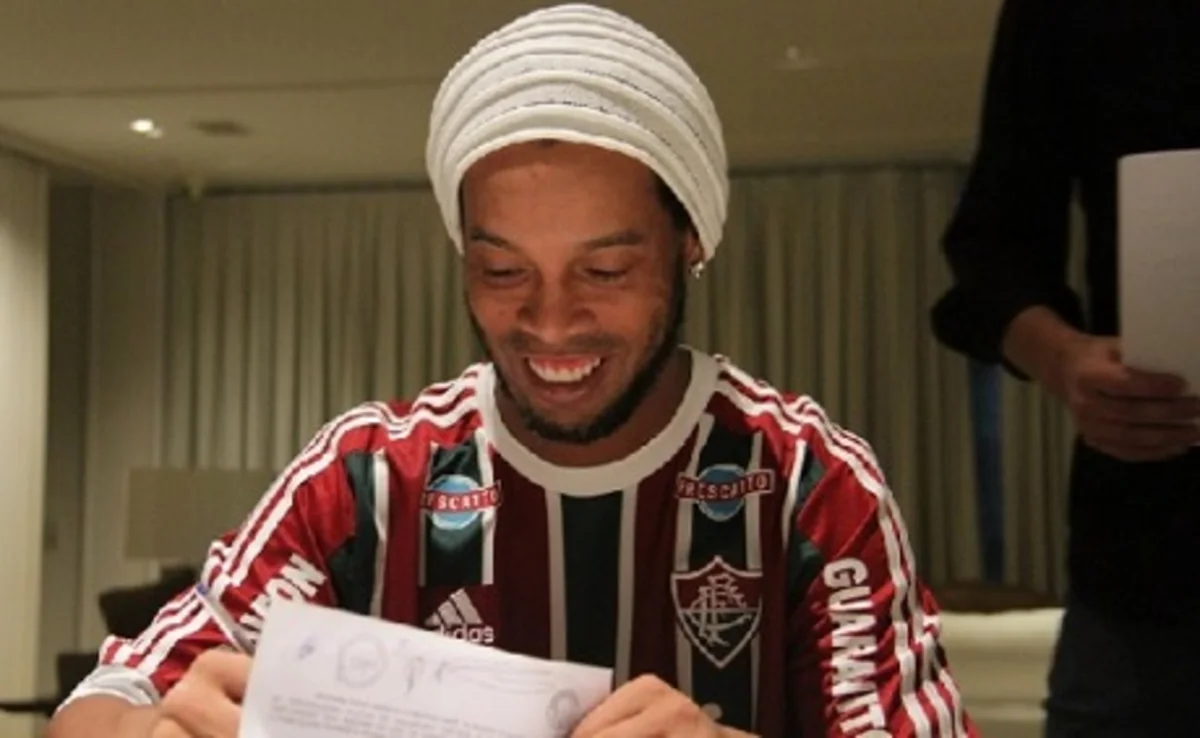 ​Ronaldinyo Fluminense klubu ilə müqavilə imzalayıb - FOTO