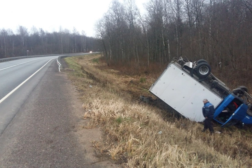 Yevlaxda yük maşını aşıb, xəsarət alan var