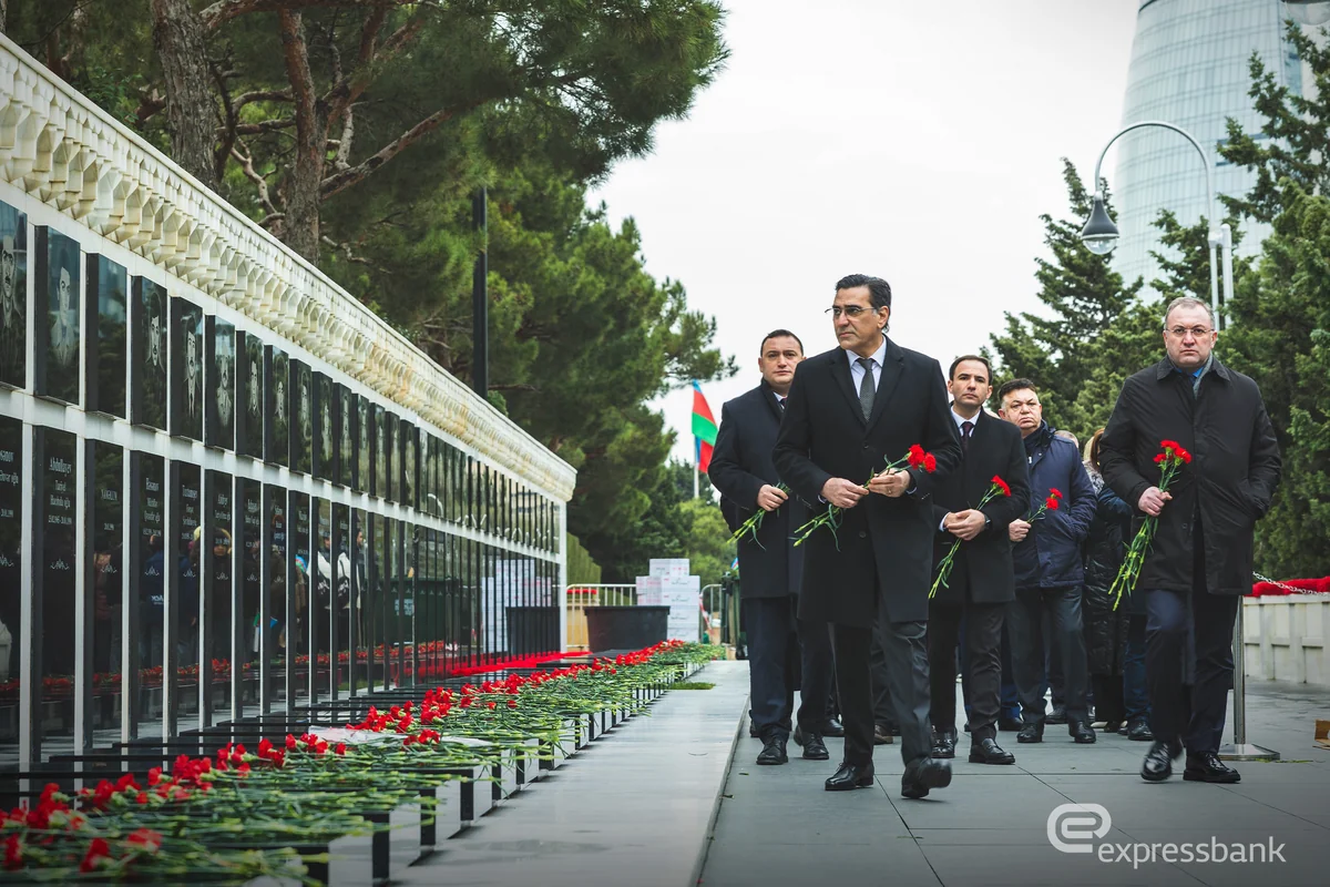 Expressbank rəhbərliyi Şəhidlər xiyabanını ziyarət edib