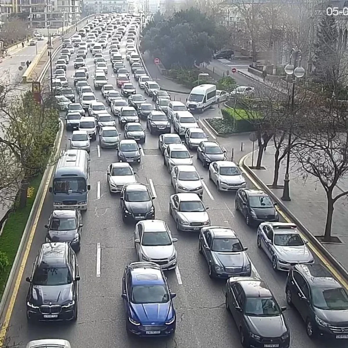 Bakının bir sıra yollarında nəqliyyatın sıxlığı müşahidə olunur
