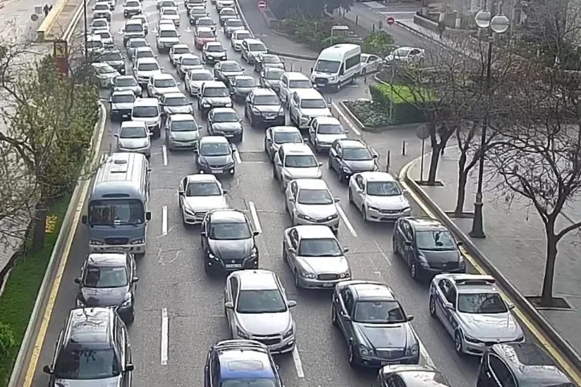 Bakının bir sıra yollarında nəqliyyatın sıxlığı müşahidə olunur