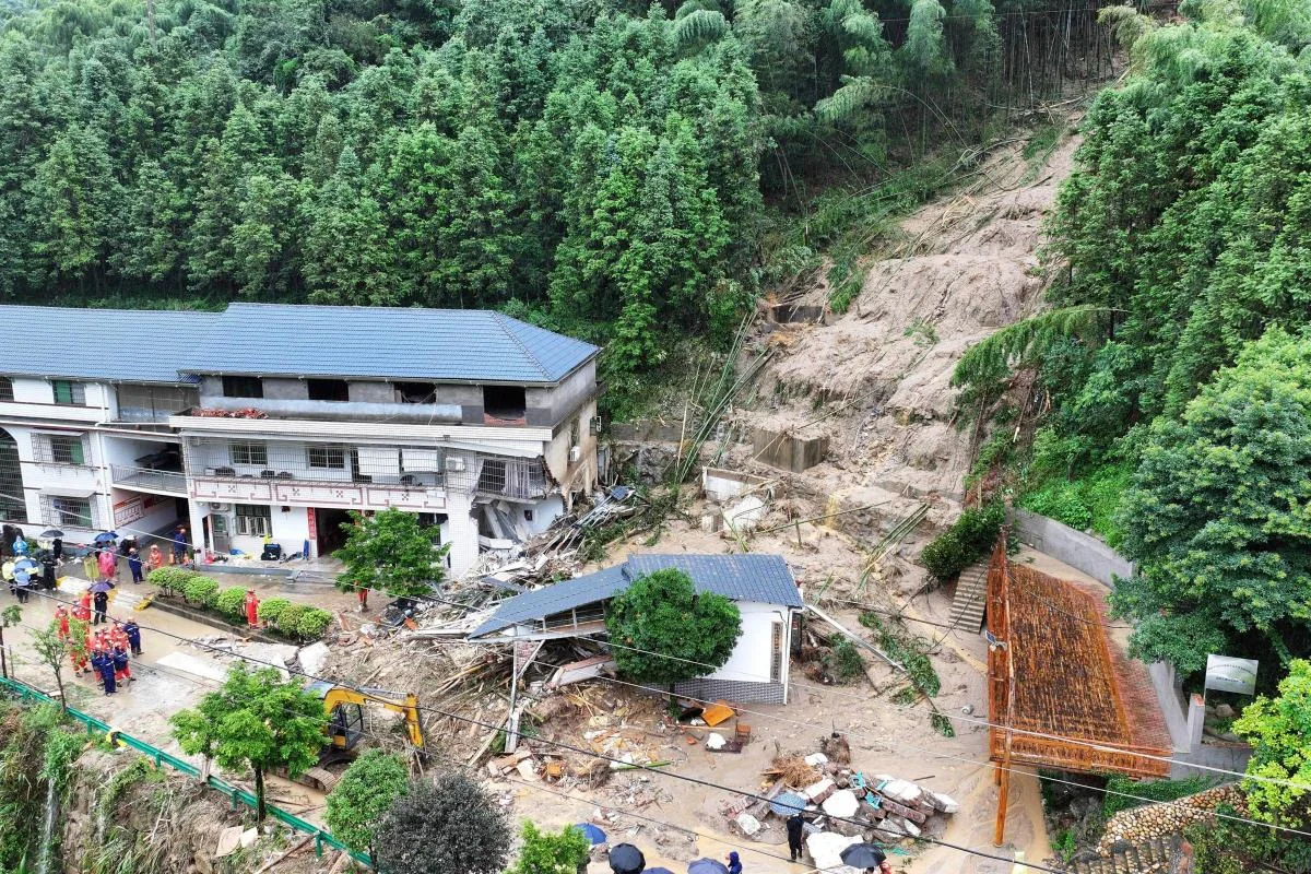 Devastating hurricane leaves over 30,000 Poles without power