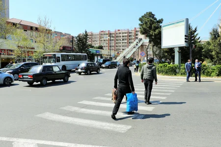 Bakıda piyada zolağının dekorativ kollara doğru çəkilişi nəzarətə götürülüb