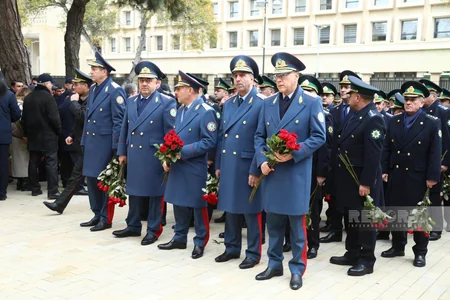 Azərbaycan xalqı Fəxri xiyabanda Ümummilli Liderin məzarını ziyarət edir