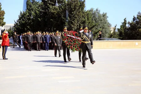 Руководство Минобороны посетило Аллею почетного захоронения и Аллею шехидов