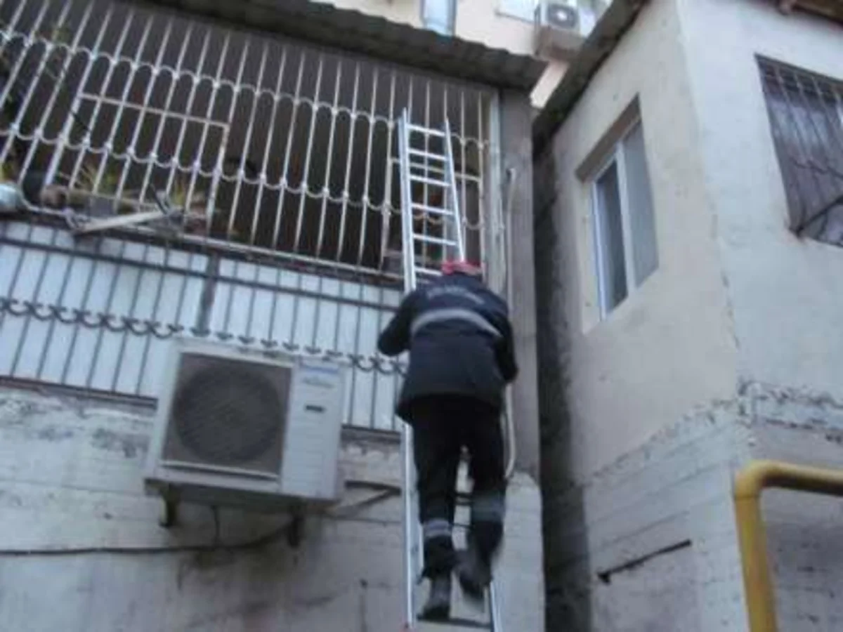 ​Bakıda yaşayış evinin çardağında iflic olan şəxs xilas edilib