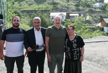 Dövlət başçısı Laçın şəhərinə qayıdan əhali ilə görüşüb, evlərin açarlarını onlara təqdim edib