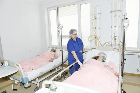 Azərbaycanın birinci xanımı yanğın nəticəsində xəsarət alanların vəziyyəti ilə maraqlanıb