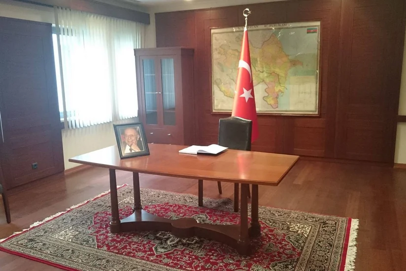 ​Türkiyənin Azərbaycandakı səfirliyində Süleyman Dəmirəlin vəfatı ilə əlaqədar başsağlığı kitabı açılıb - FOTO